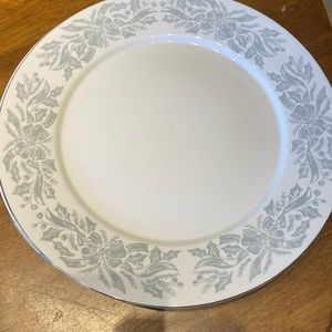 Libbey Tableware dinner plates set of 2. Excellent condition. Gray bows leaves